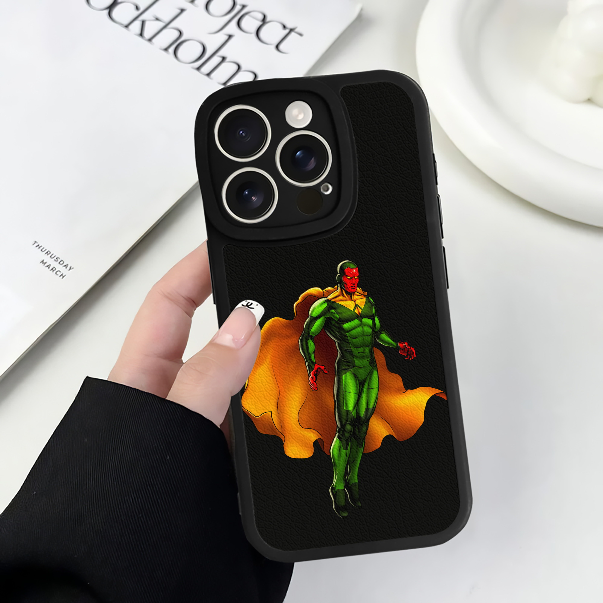 （画像用） アベンジャーズ The Avengers 【iPhone 16シリーズ対応】シリコンスマホケース（レザー調） 材質：シリコン